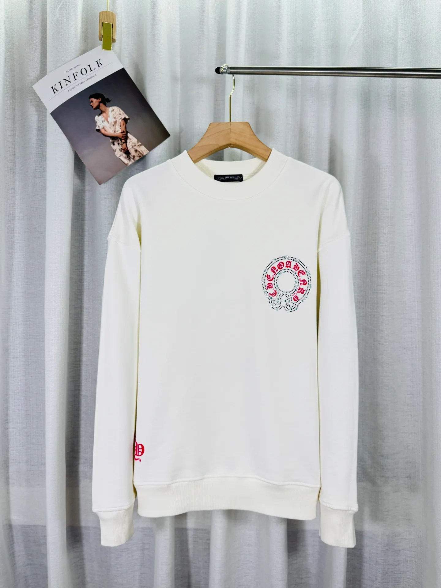 P260 top version, real shot without P, ​​different from market currency) 𝗖𝗵𝗿𝗼𝗺𝗲 𝗛𝗲𝗮𝗿𝘁𝘀/Cro Heart 2025 Reflective Embroidery Beads Compass Embroidery Autumn and Winter New Original Counter American Laser Burnt 3D Diamond Embroidery Couple Casual Sweater 👑The highest version! Customized fabric 420g tripe terry fabric! American acid-washed and distressed original fabric laser burnt ✟appliqué embroidery and exquisite embroidery of letters! The best-selling model in the counter, very comfortable to wear. Accessories: original molded and authenticated collar label➕100% silk wash label. Genuine purchase-grade original hangtag➕matching hanging rope➕3D hanging beads➕original packaging bag. Craftsmanship: The original version has consistent wiring! The highest version of the armhole matching technique! Color: Black White Size: S M L XL Style No.: 9321